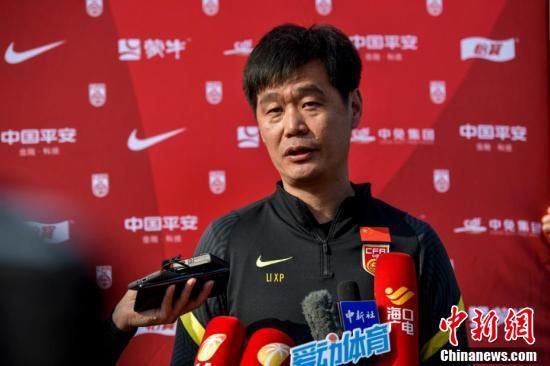 MV透露出一个高燃桥段，哪吒被塌下的天压歪头颅，即便这样也能生出三头六臂硬扛，被观众高呼;燃炸！哪吒的这一变化，某种程度也是一代人信仰的更迭